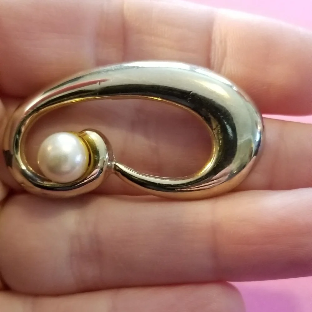 Vintage faux pearl swoop brooch